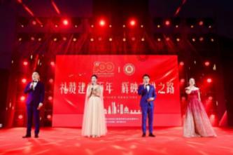 道士去给一人家算命，刚进门掉头就走：不算了，这一家子不是凡人